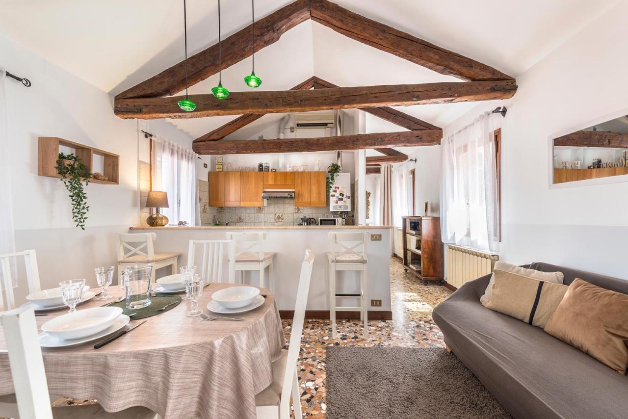 Colombina Like At Home 3 Bedrooms Fully Equipped Air Conditioned Venesia Bagian luar foto